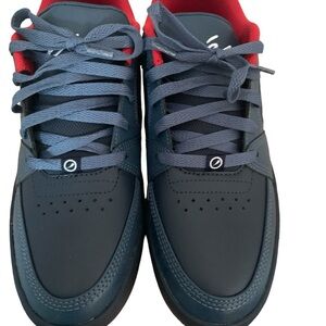 ES Accelerate Slim Men’s Size 9